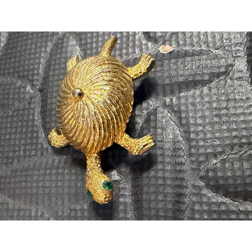 Turtle Brooch Gold Tone Shell Emeral Green Rhinestone Eyes Pin Textured Vintage